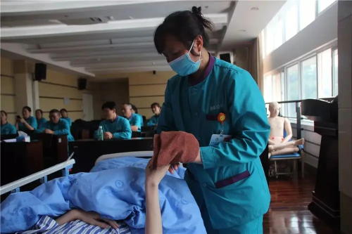 醫(yī)院陪護如何管理？給醫(yī)院陪護管理一些建議和思考(圖1)